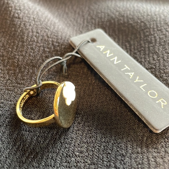 Ann Taylor Women’s gold plated pearl clover ring size 6 - Picture 2 of 5